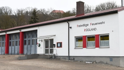 Der Gemeinderat tagt im Haus der Freiwilligen Feuerwehr. In dem kleinen Sitzungssaal war nicht ausreichend Platz für die Anzahl an Besuchenden.  (Foto: Luca Paul)