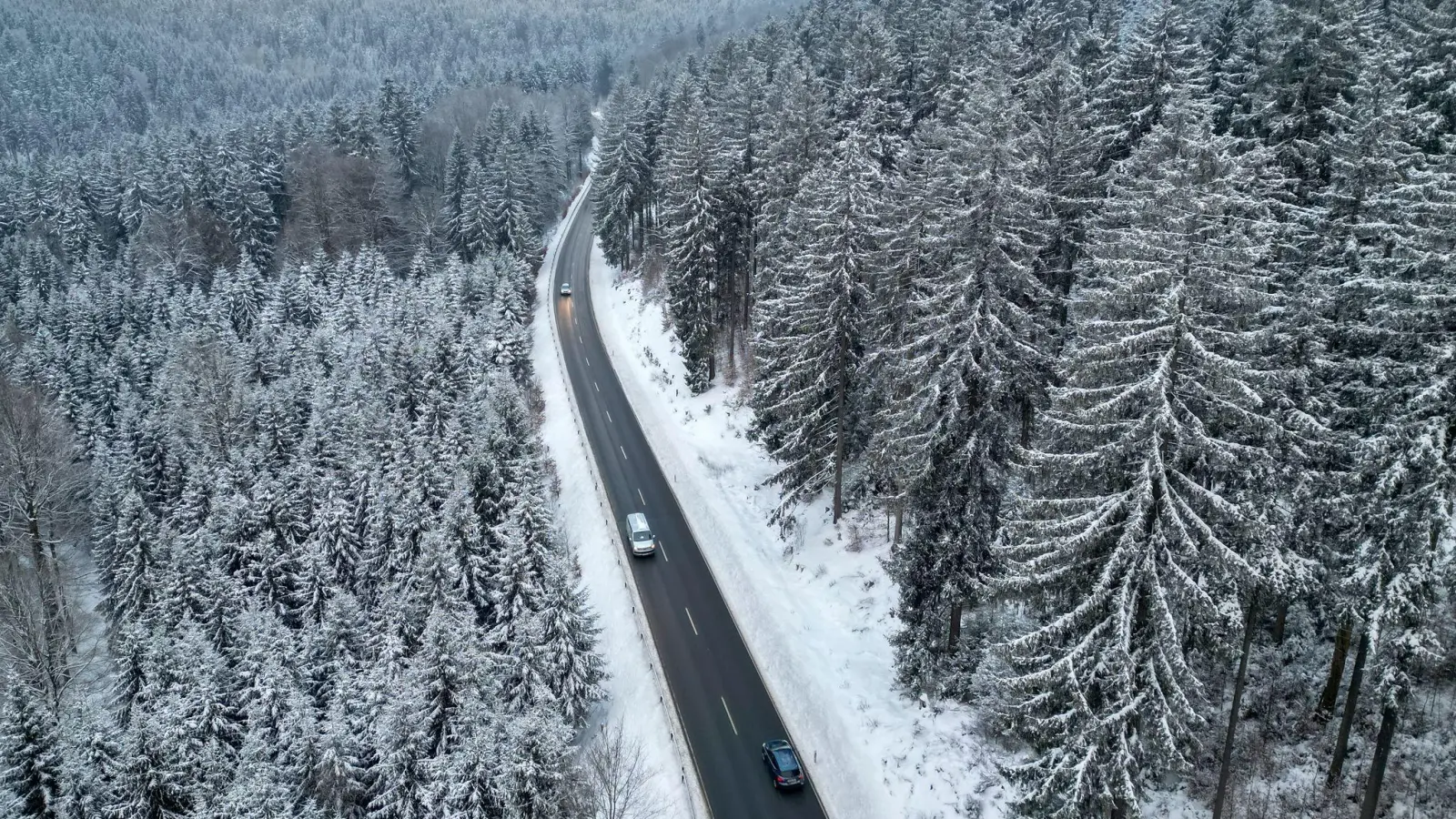 Reichweite, Verbrauch und Ladegeschwindigkeit: Der ADAC hat 14 E-Autos bei winterlichen Verhältnissen getestet. (Foto: Jan Woitas/dpa/dpa-tmn)