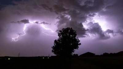 Unwetter waren am Mittwoch in Teilen Frankens möglich, darunter auch in Stadt und Landkreis Ansbach. (Symbolbild: Matthias Balk/dpa)