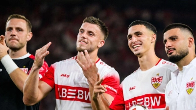 Deniz Undav (r) freut sich mit seinen Teamkollegen Bilal El Khannouss (m) und Ermedin Demirovic (l) über den Sieg des VfB. (Foto: Tom Weller/dpa)