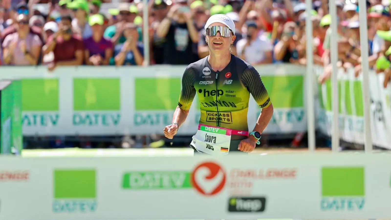 Die Deutsche Laura Philipp kommt bei der Triathlon Challenge in Roth als Drittplatzierte der Damen ins Ziel. (Foto: Daniel Löb/dpa/Archivbild)