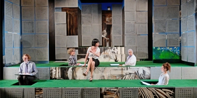 Auf den Hierarchie-Stufen im Finanzamt (von links): Lukas Dittmer, Nicole Schneider, Sophie Weikert, Katja Schumann und Anna Woll in „Der Fiskus“. (Foto: Jim Albright)