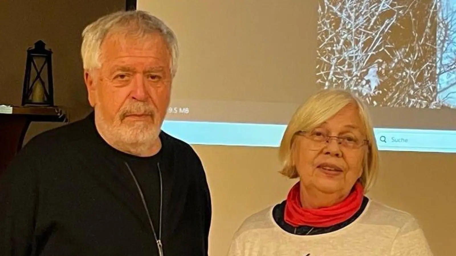 Hermann Bertlein (links) und GUBS-Vorsitzende Gertraud Nöth beim Vortrag über die steinernen Zeugen in Weigenheim. (Foto: Edeltraud Schmidt)
