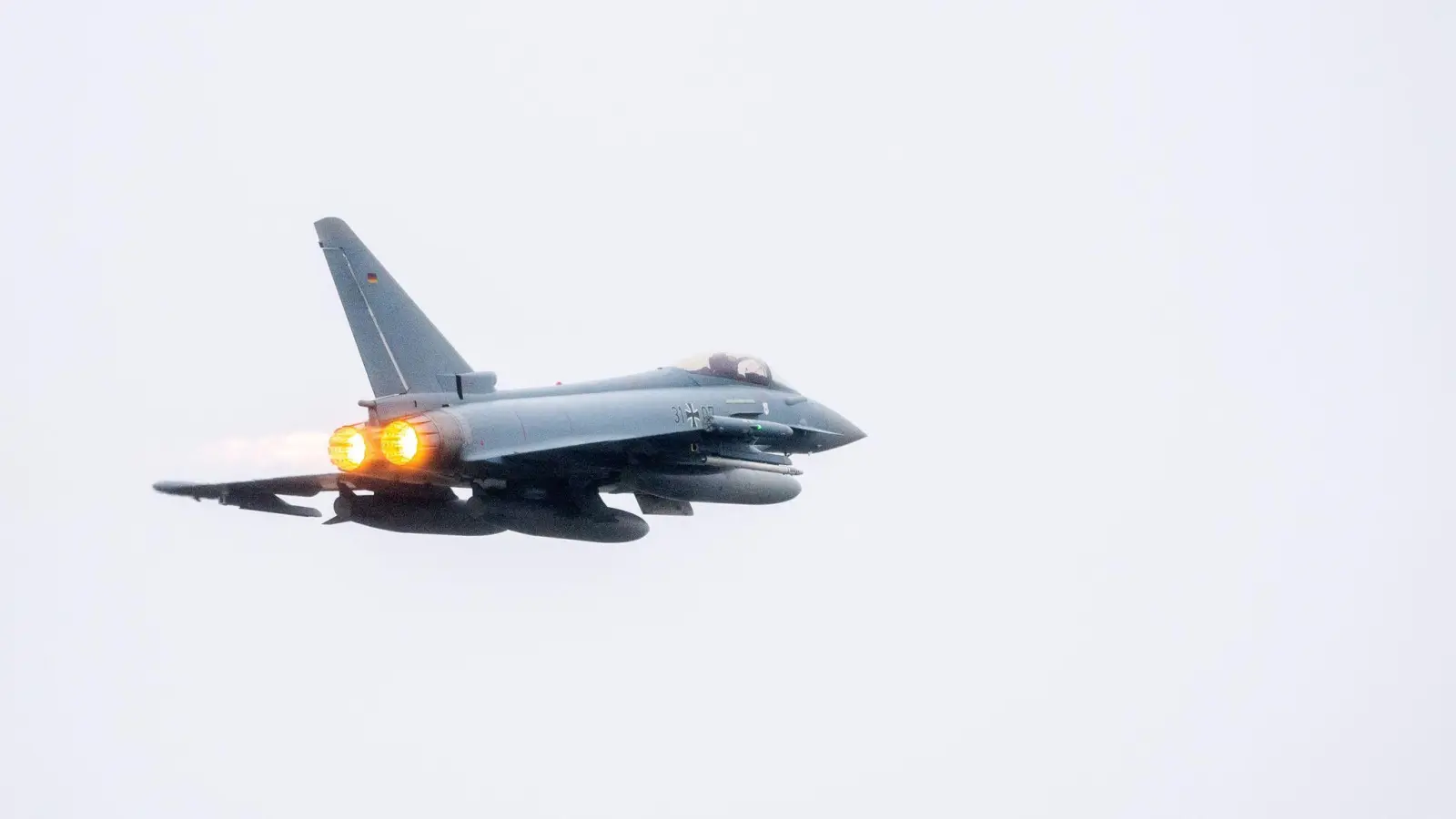 Ein Kampfflugzeug vom Typ Eurofighter Typhoon der Luftwaffe startet am Fliegerhorst Wittmundhafen mit eingeschaltetem Nachbrenner. (Foto: Hauke-Christian Dittrich/dpa)