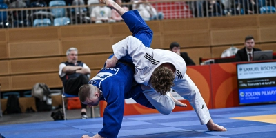 Samuel Bischoff (in Weiß) im Kampf gegen Teamkollege Zoltan Pilmayer. (Foto: Jonas Löffler)