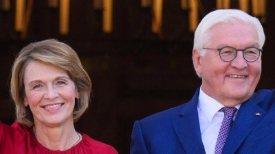Am Samstag hat Bundespräsident Frank-Walter Steinmeier mit seiner Frau, Elke Büdenbender, viele Gäste beim Bürgerfest im Park von Schloss Bellevue empfangen. Am Sonntag ist Steinmeier beim Finale der Basketball-EM in Riga dabei. (Foto: Bernd von Jutrczenka/dpa)