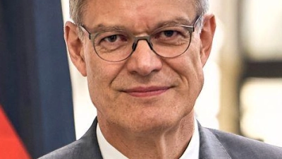 Bundesverkehrsminister Patrick Schnieder (CDU) hält mehr Wettbewerb im Fernverkehr grundsätzlich für eine gute Sache aus Sicht der Fahrgäste. (Archivbild) (Foto: Michael Ukas/dpa)