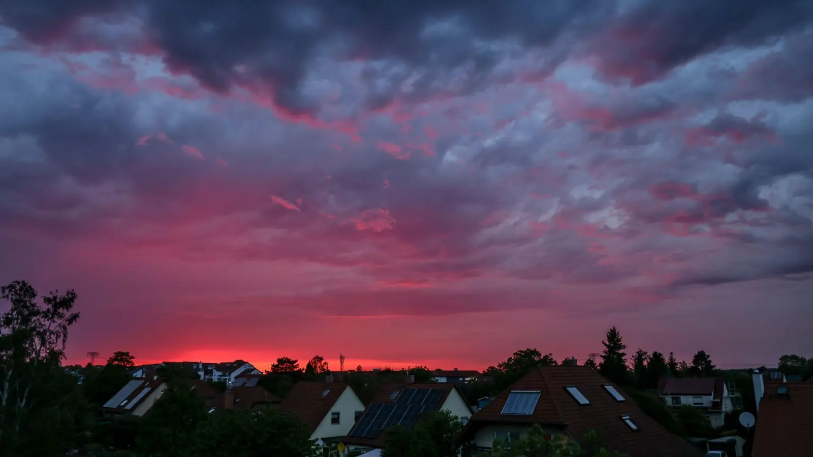 Die untergehende Sonne beleuchtet die aufziehenden Gewitterwolken über dem Leipziger Westen. Die Menschen in Sachsen, Sachsen-Anhalt und Thüringen müssen sich in den kommenden beiden Tagen auf heftige Gewitter, am Freitag sogar auf extremes Unwetter einstellen. (Foto: Jan Woitas/dpa)