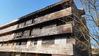 Nach Ansicht eines Brandexperten hat die Bauweise des in der Silvesternacht abgebrannten Wohngebäudes in der Herbartstraße dazu beigetragen, dass sich das Feuer so schnell ausbreiten konnte. (Foto: Robert Maurer)