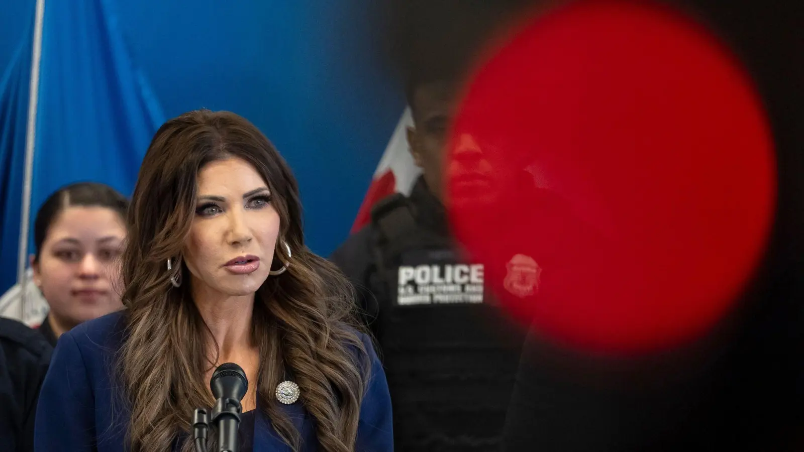 Kündigt die Entsendung Hunderter weiterer Bundesbeamter nach Minneapolis an - US-Heimatschutzministerin Kristi Noem. (Archivbild) (Foto: Yuki Iwamura/AP/dpa)