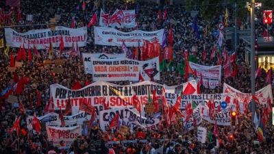 In Barcelona haben zahlreiche Menschen gegen Wohnungsnot demonstriert. (Foto: Lorena Sopêna/EUROPA PRESS/dpa)