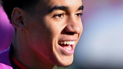 Die Lust auf Fußball ist Rückkehrer Jamal Musiala beim Abschlusstraining der Bayern anzusehen. (Foto: Sven Hoppe/dpa)