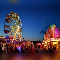 Der Vergnügungspark wird wieder mit Fahrgeschäften gut bestückt sein. Auch ein 60 Meter hohes Riesenrad ist in den Vergnügungspark eingebunden. Das im vergangenen Jahr entstandene Foto zeigt das damals aufgebaute deutlich kleinere Exemplar. (Foto: Jürgen Binder)