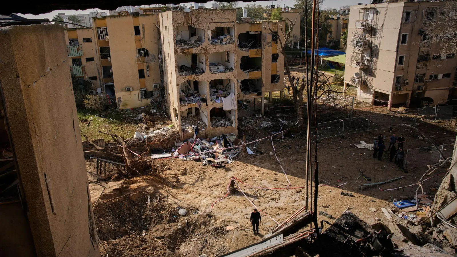 Iranische Raketenangriffe verursachten am Wochenende schwere Zerstörungen in Israel. (Foto: Ohad Zwigenberg/AP/dpa)