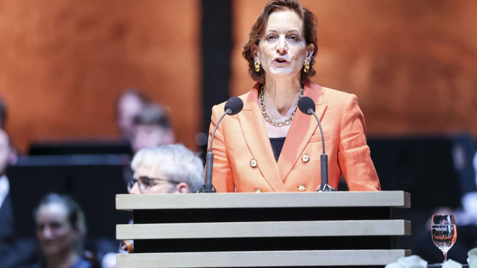 Applebaum sieht die Demokratien massiv in Gefahr. (Foto: Franz Neumayr/Leopold/LAND SALZBURG/dpa)