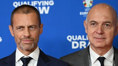 DFB-Präsident Bernd Neuendorf (r) hat die Unterstützung für UEFA-Chef Aleksander Ceferin bekräftigt. (Foto: Arne Dedert/Deutsche Presse-Agentur GmbH/dpa)