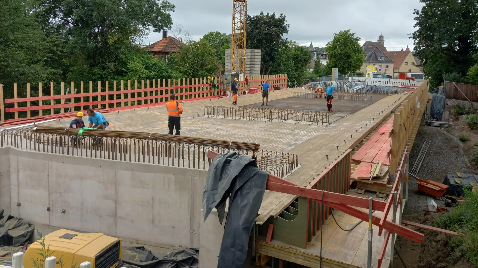 Auf dem Gerüst für den Überbau der neuen Stauferwallbrücke bereiten die Arbeiter derzeit alles vor, damit dieser Mitte September betoniert werden kann. (Foto: Stadt Dinkelsbühl/Martin Hemm)