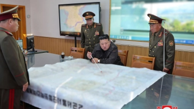 Die von Machthaber Kim Jong Un nach Russland entsendeten Soldaten sollen wegen hoher Verluste im Kampf mit ukrainischen Truppen vorerst von der Front abgezogen worden sein. (Archivbild) (Foto: -/KCNA/YNA/dpa)