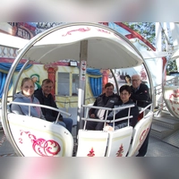 Nahmen in einer Gondel des Riesenrads Platz (von links): die städtischen Mitarbeitenden Anika Markowitsch, Walter Wiegner, Werner Ehrmann und Karin Schneider. Günter Wunderle (stehend) versichert, dass der Mooswiesen-Vergnügungspark für alle Generationen etwas bietet.  (Foto: Jasmin Kiendl)