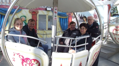 Nahmen in einer Gondel des Riesenrads Platz (von links): die städtischen Mitarbeitenden Anika Markowitsch, Walter Wiegner, Werner Ehrmann und Karin Schneider. Günter Wunderle (stehend) versichert, dass der Mooswiesen-Vergnügungspark für alle Generationen etwas bietet.  (Foto: Jasmin Kiendl)