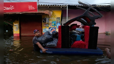 Bewohner bergen Hab und Gut aus überfluteten Häusern in der kolumbianischen Stadt Monteria, nachdem der Fluss Sinu durch Regen über die Ufer getreten ist. (Foto: Fernando Vergara/AP/dpa)