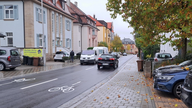 Im Abschnitt der Welserstraße, der von der Triesdorfer Straße und der Dürrnerstraße begrenzt wird, ist das Parken nach dem Umbau verboten. Das ist offensichtlich noch nicht jeder Verkehrsteilnehmerin und jedem Verkehrsteilnehmer klar. (Foto: Florian Schwab)