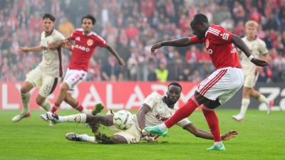 Das Pokalspiel in Cottbus war für den FCA eine anstrengende Aufgabe.  (Foto: Robert Michael/dpa)