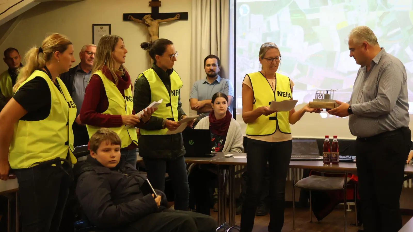 Julia Rost (mit Sohn Maximilian), Heike Haupt, Nina Fichtel und Birgit Uebelhör (von links) überreichen Bürgermeister Claus Seifert vor der Ratssitzung im Bürgersaal ein symbolisches Umspannwerk-Modell. (Foto: Andreas Reum)
