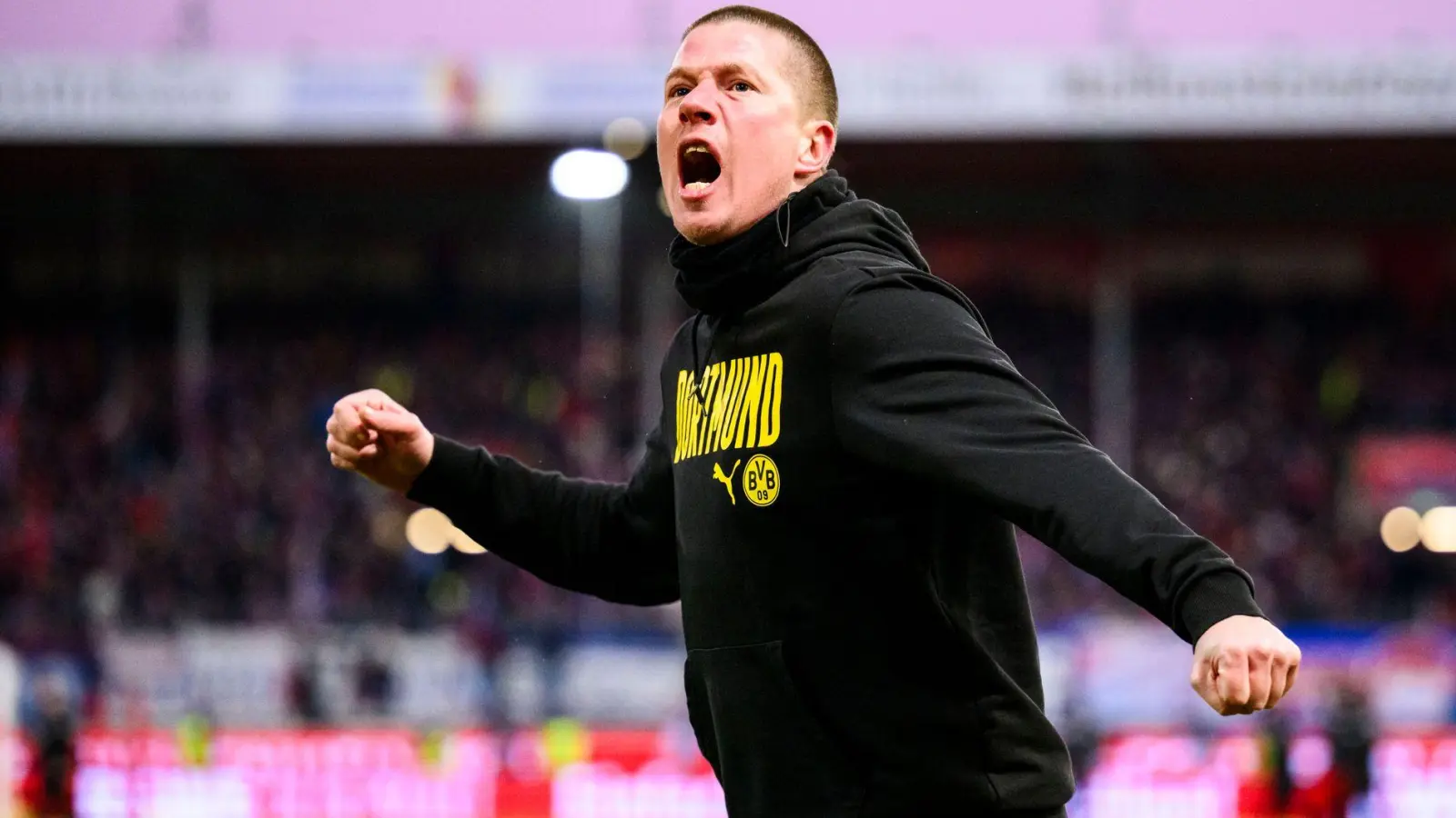 Jubelte nach dem Sieg in Heidenheim ausgelassen: BVB-Trainer Mike Tullberg. (Foto: Tom Weller/dpa)