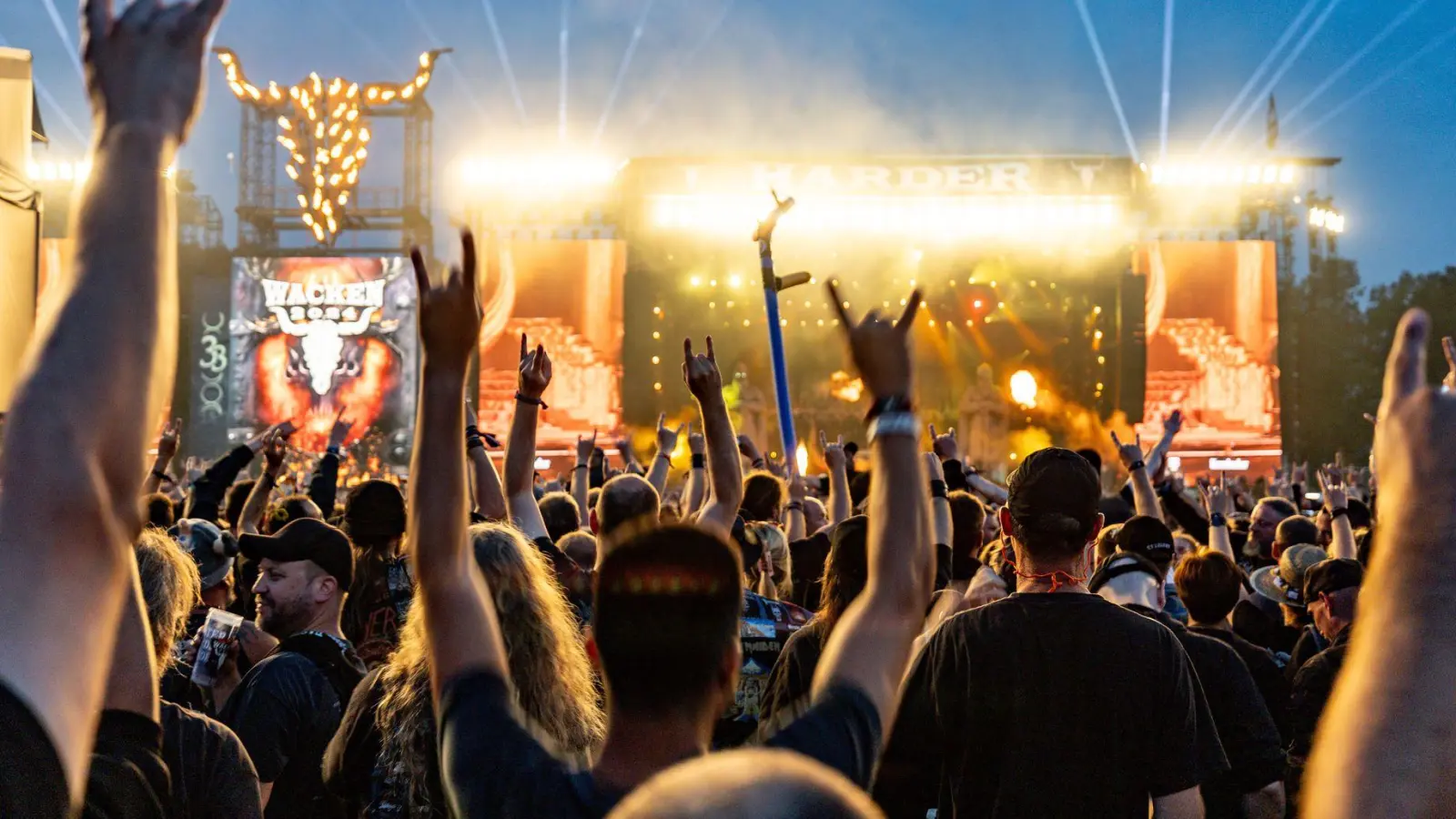 Gemeinsam die liebsten Bands feiern - so machen Festivals Spaß. Bei kleineren Gesundheitsproblemen hilft eine gut ausgestattete Festival-Apotheke.  (Foto: Axel Heimken/dpa/dpa-tmn)