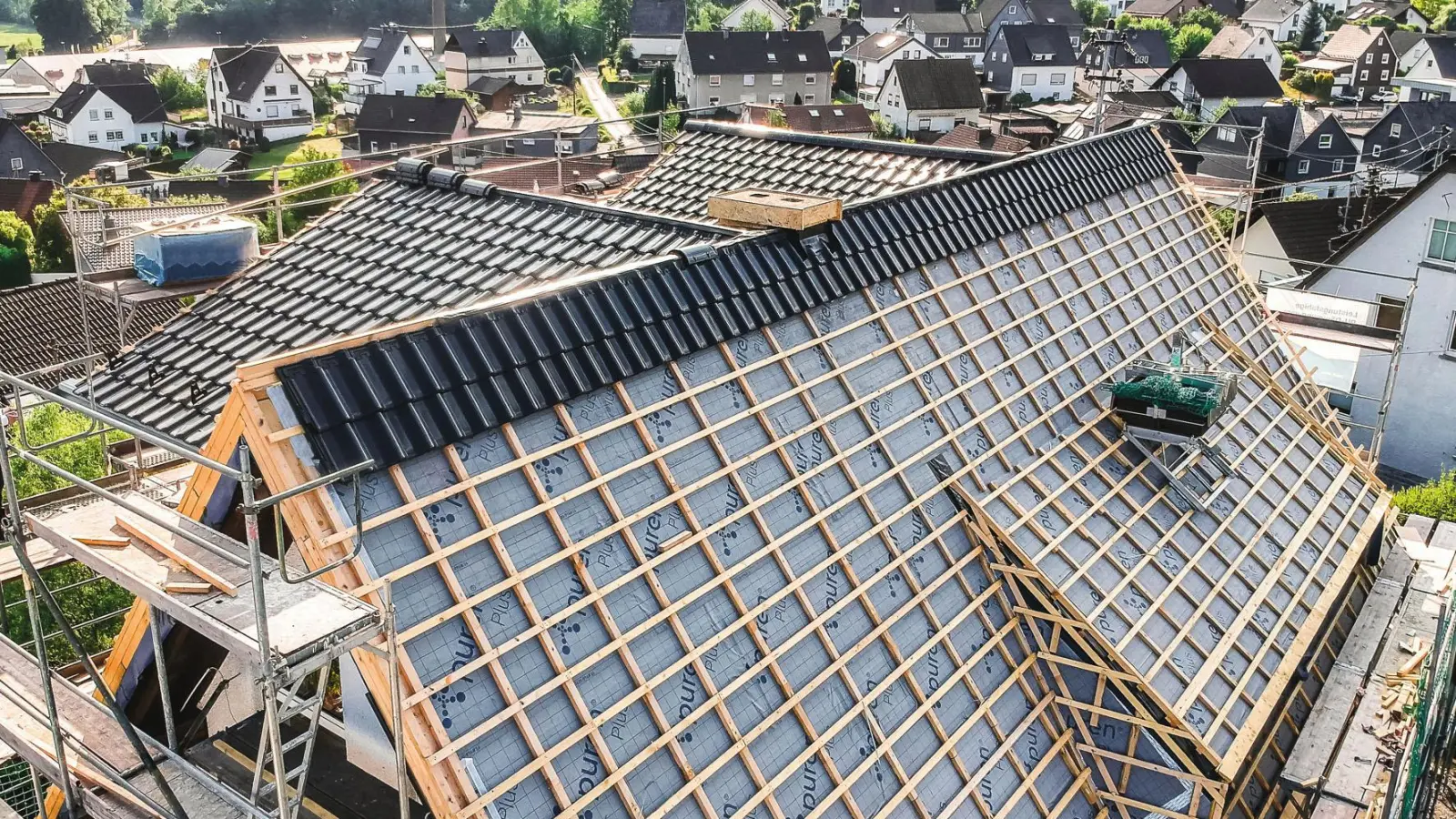Bei einer energetischen Modernisierung oder Dachsanierung sollte der sommerliche Hitzeschutz mit beachtet werden. (Foto: DJD/puren)