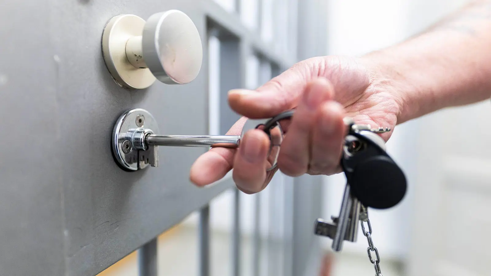 Der Suizid eines Jugendlichen in der JVA Ottweiler beschäftigt Justiz und Politik. (Symbolbild) (Foto: Michael Matthey/dpa)