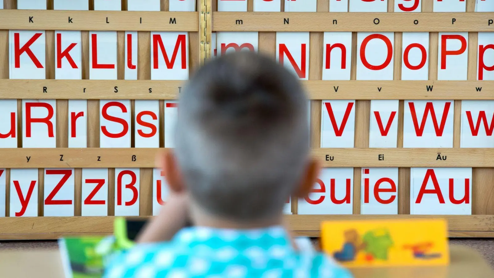 Die Staatsregierung will künftig vor der Einschulung in einem zweistufigen Verfahren den Sprachstand der Kinder feststellen lassen. (Symbolfoto) (Foto: Arno Burgi/ZB/dpa)