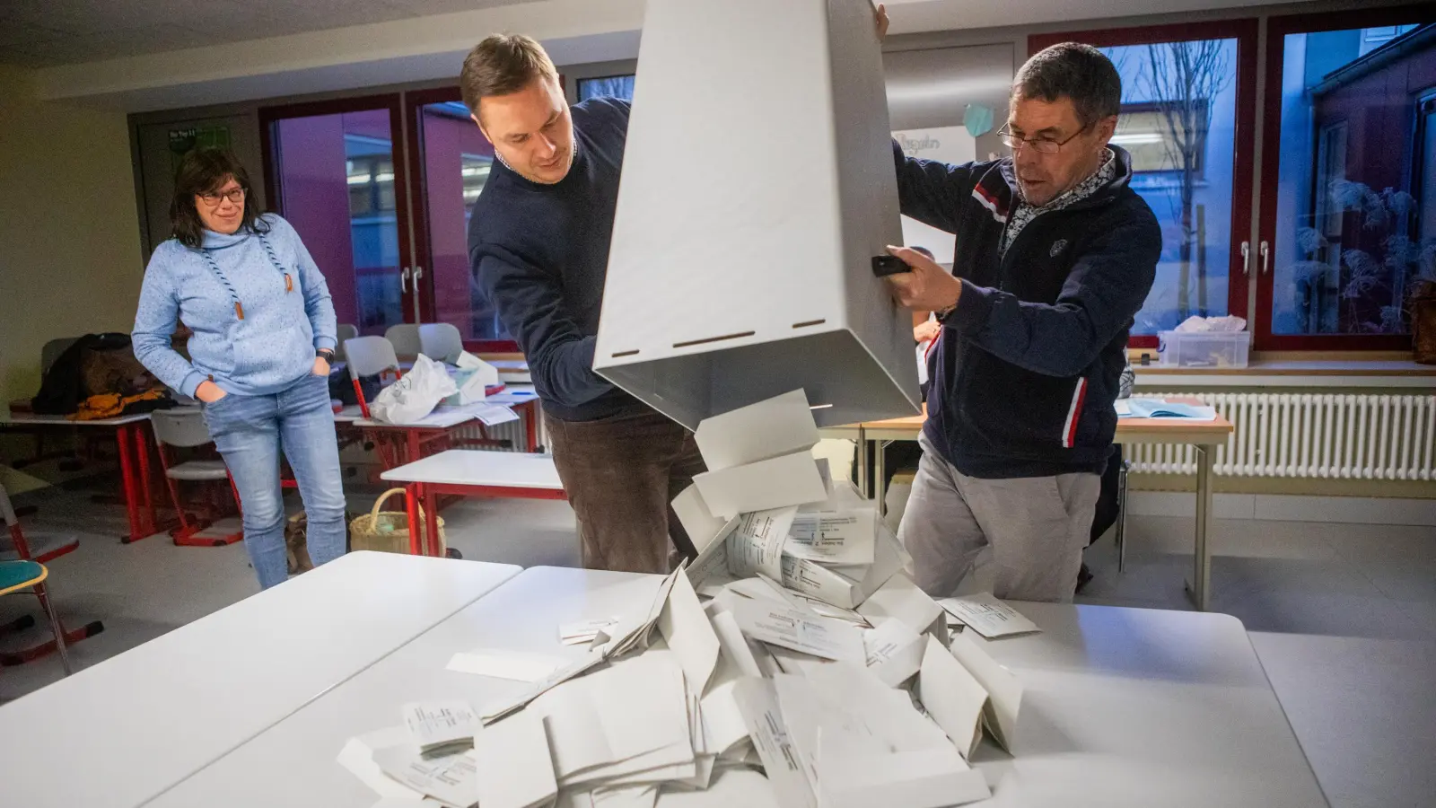 In der Weinbergschule in Ansbach werden die Stimmzettel auf den Tischen gesammelt. (Foto: Evi Lemberger)