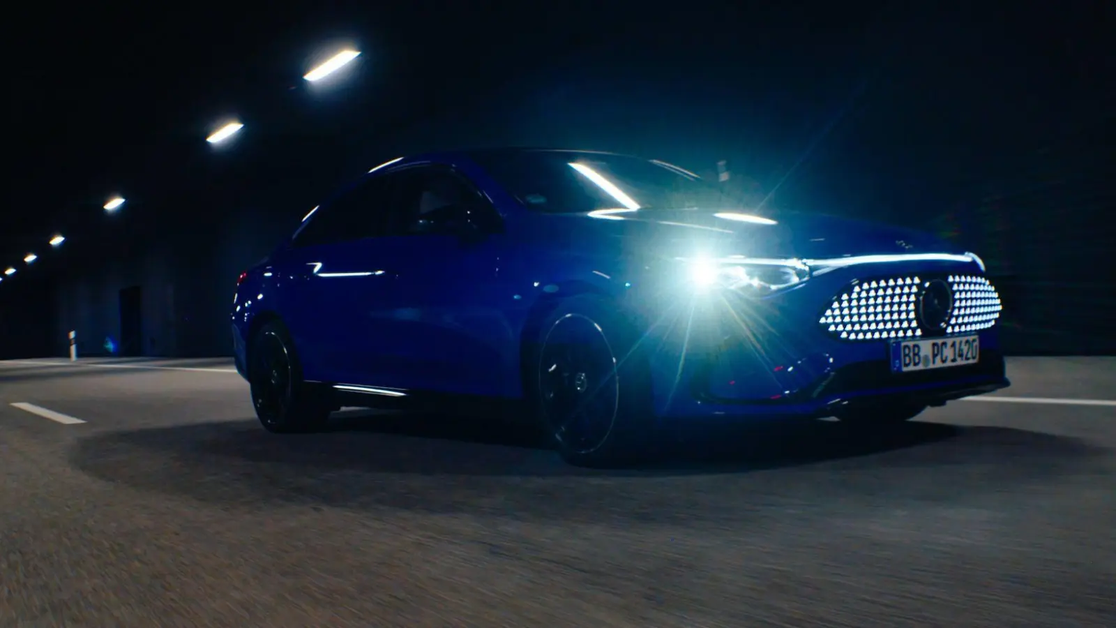 Es leuchtet nicht nur nach vorne, sondern auch auch schmuck am Auto. Das Digital Light der zweiten Generation mit dynamischem Ultra-Range Fernlicht und Mikro-LED im neuen CLA von Mercedes. (Foto: Mercedes-Benz AG/dpa-tmn)