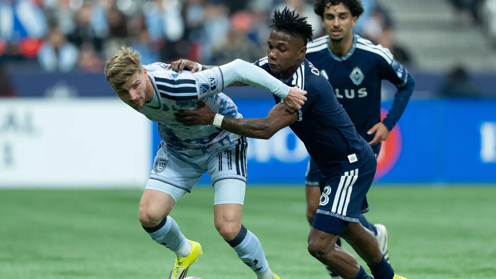 Timo Werner gewann mit San Jose gegen Vancouver um Thomas Müller. (Foto: Ethan Cairns/The Canadian Press/AP/dpa)
