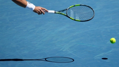 Carlos Alcaraz aus Spanien sammelt den Ball ein. (Foto: Aaron Favila/AP/dpa)