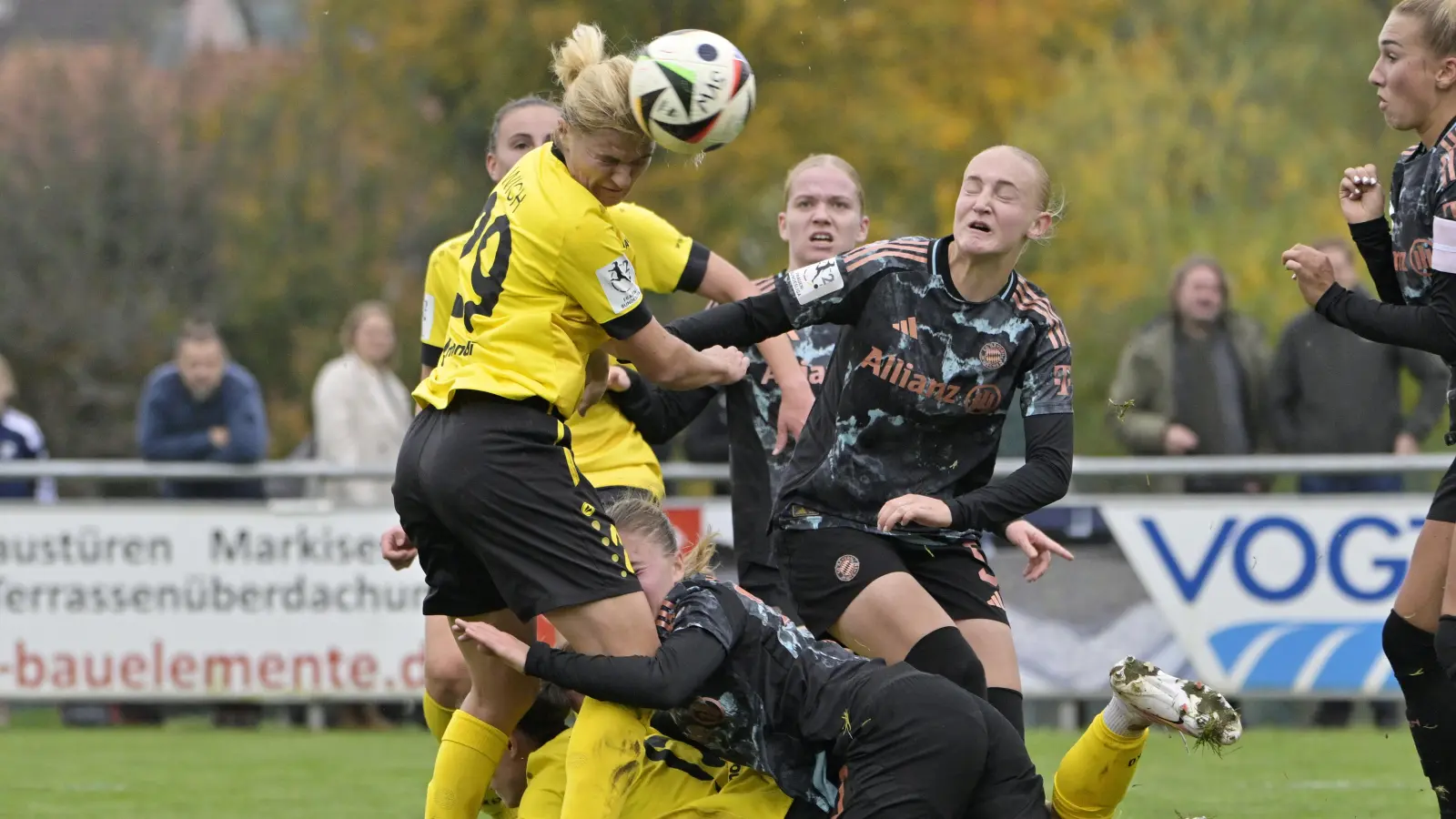 Ein hart umkämpfter Ball: Weinbergs Lisa Wich kommt mit dem Kopf an die Kugel, Teamkameradin Annika Kömm wird unter Münchens Greta Hünten begraben. (Foto: Martin Rügner)