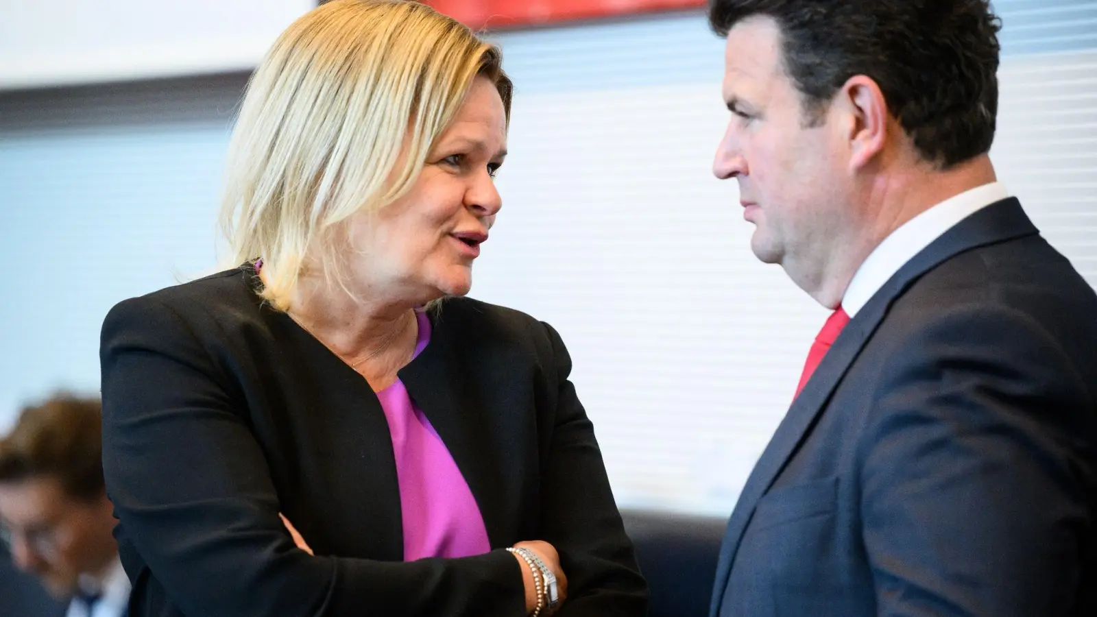 Innenministerin Nancy Faeser (l) und Arbeitsminister Hubertus Heil (beide SPD) wollen KIs im Arbeitsumfeld einsetzen. (Foto: Bernd von Jutrczenka/dpa)