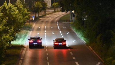 Die vierspurige Residenzstraße in Ansbach ist in den Nachtstunden nur noch wenig befahren.  (Foto: Manfred Blendinger)