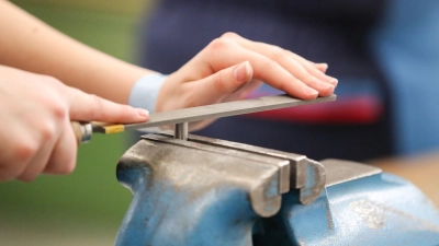 Was für Gymnasiasten das Abitur ist, ist die Abschlussprüfung für die Azubis: Sie markiert das Ende der Ausbildungszeit und dann hoffentlich den Start in ein erfolgreiches Berufsleben. (Illustration) (Foto: Jan Woitas/dpa-Zentralbild/dpa)