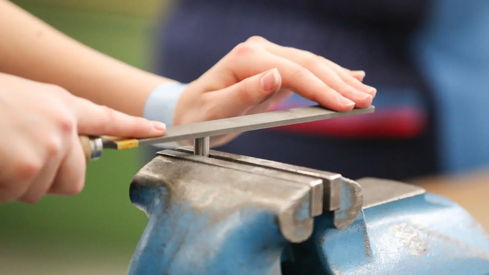Was für Gymnasiasten das Abitur ist, ist die Abschlussprüfung für die Azubis: Sie markiert das Ende der Ausbildungszeit und dann hoffentlich den Start in ein erfolgreiches Berufsleben. (Illustration) (Foto: Jan Woitas/dpa-Zentralbild/dpa)