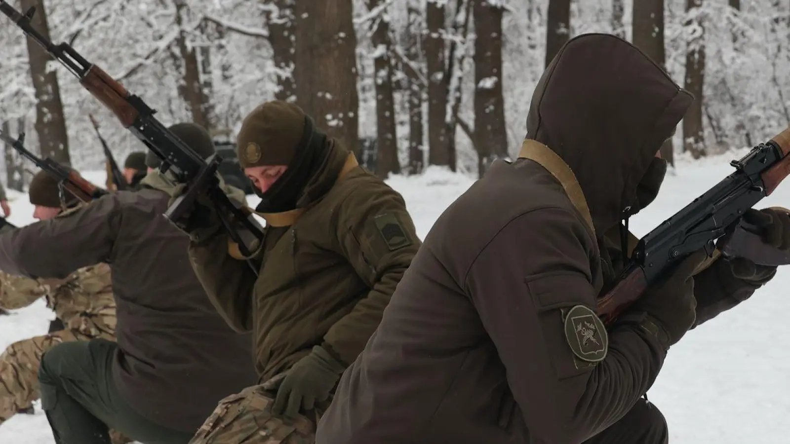 Ukrainische Soldaten erhalten eine Spezialausbildung unter Feldbedingungen in der Region Charkiw im Nordosten der Ukraine. (Foto: Ukrinform/dpa)