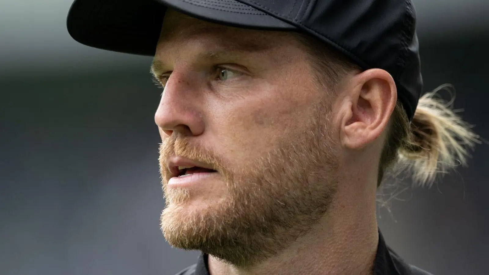 Die Zukunft von Trainer Eugen Polanski in Gladbach ist offen. (Foto: Fabian Strauch/dpa)