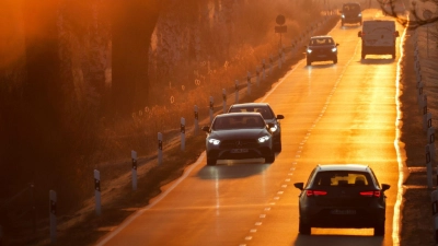 Tiefstehende Sonne, Nebel oder Regen: Bei schlechter Sicht auf Landstraßen lieber früh das Abblendlicht einschalten – Automatikfunktionen reagieren nicht immer zuverlässig. (Foto: Thomas Warnack/dpa/dpa-tmn)