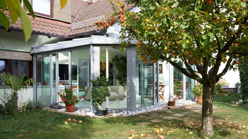 Ein Wintergarten in Wohnraumqualität: Garten und Natur können auf diese Weise unmittelbar erlebt werden. (Foto: DJD/Bundesverband Wintergarten e.V.)