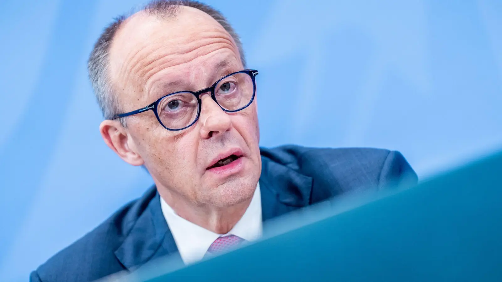 Bundeskanzler Friedrich Merz zeigt sich erleichtert über den Wahlausgang in Ungarn.  (Foto: Michael Kappeler/dpa)