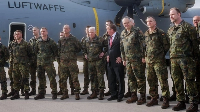 Bundesverteidigungsminister Boris Pistorius (M) verabschiedet Anfang April das Vorkommando der Brigade Litauen auf dem militärischen Teil des Flughafens Berlin-Brandenburg. (Foto: Kay Nietfeld/dpa)