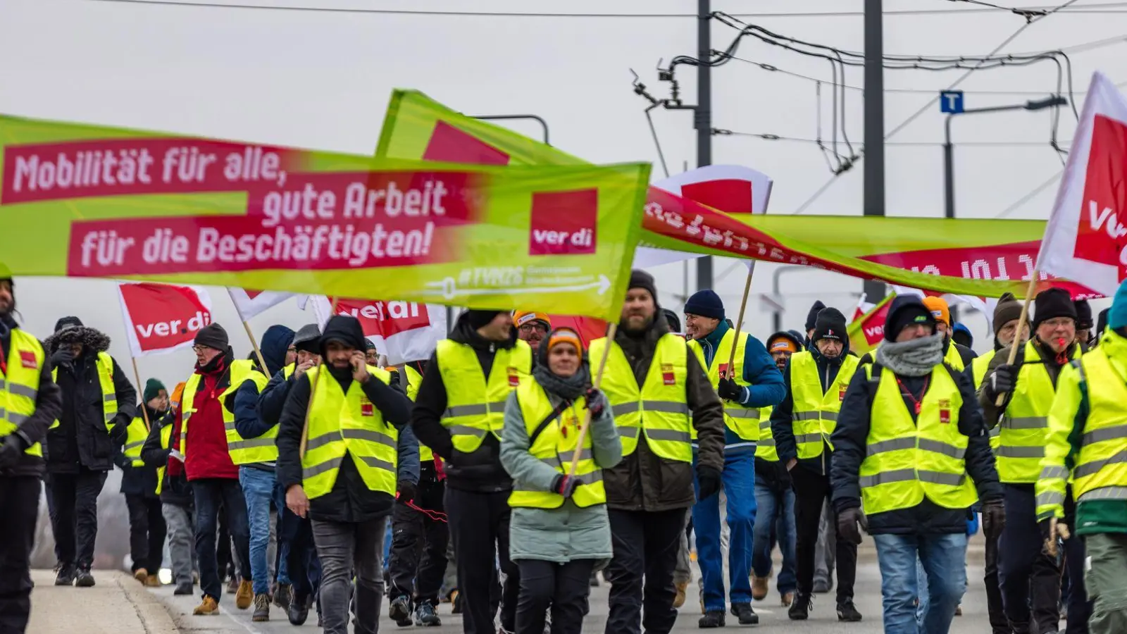An vielen Orten fanden Kundgebungen und Demonstrationen statt. (Foto: Frank Hammerschmidt/dpa)
