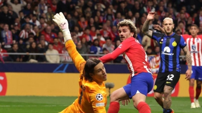 Antoine Griezmann (M) von Atletico Madrid erzielte den zwischenzeitlichen Ausgleich zum 1:1. (Foto: Jonathan Moscrop/CSM via ZUMA Press Wire/dpa)